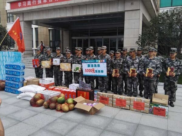 “八一建軍節(jié)”即將到來(lái)之際，市商會(huì)組織各企業(yè)前往部隊(duì)駐地慰問(wèn)